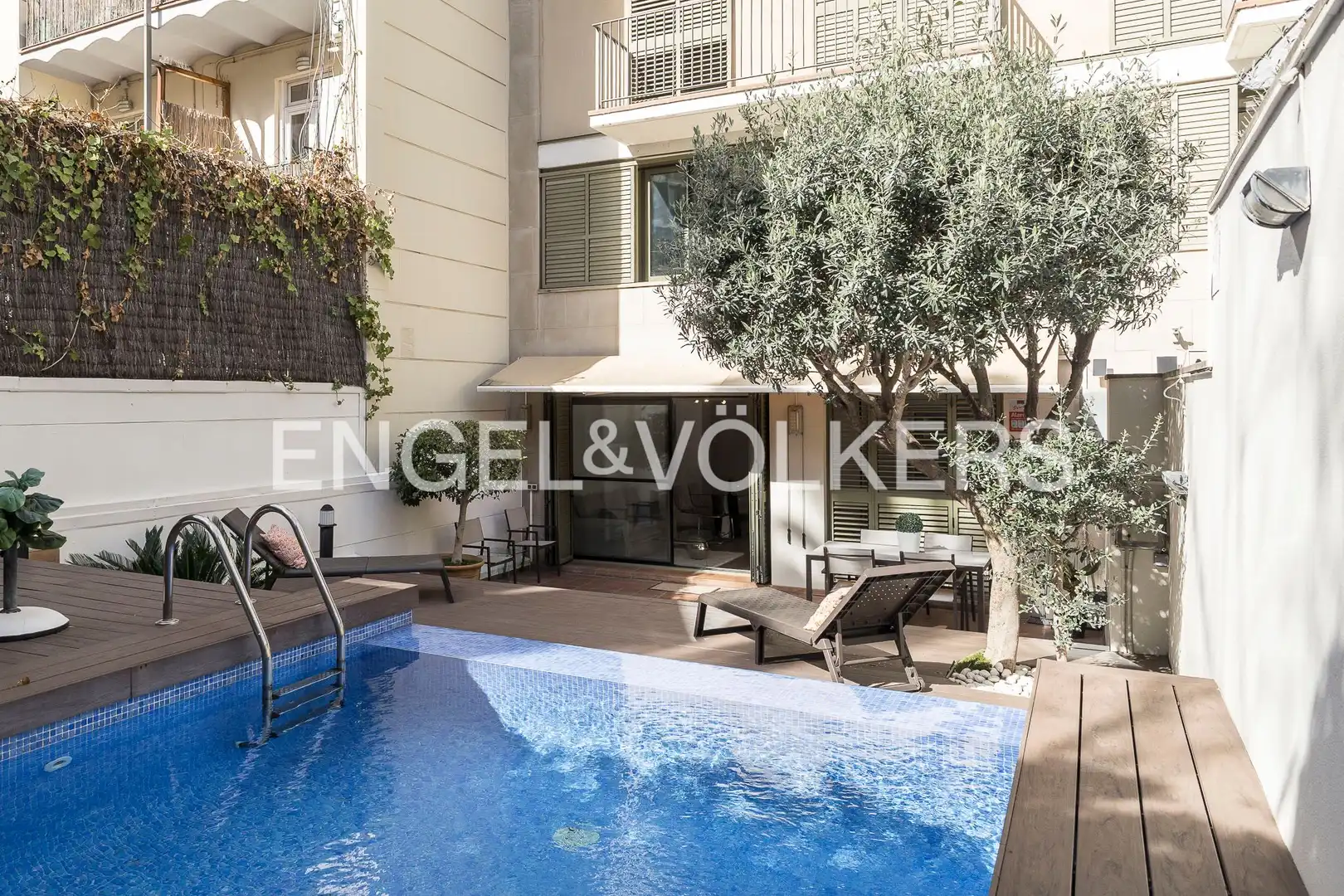 Swimming pool of Duplexes for rent in Barcelona  with Air Conditioner, Heating and Parquet flooring