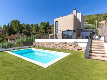 Detached house with balcony for sale in Vallirana