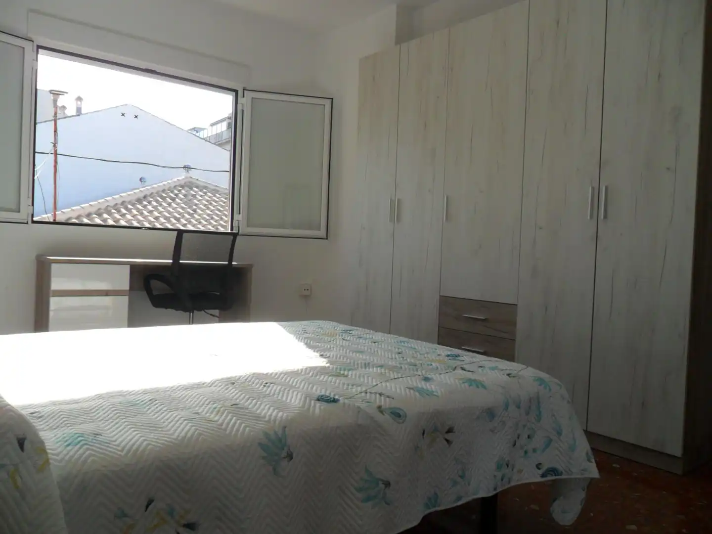 Schlafzimmer von Dachboden zur Miete in Maracena mit Terrasse, Abstellraum und Möbliert