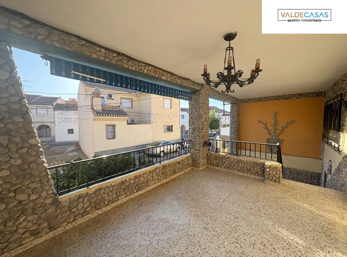 Vista exterior de Casa o xalet en venda en Alhendín amb Jardí privat, Terrassa i Piscina