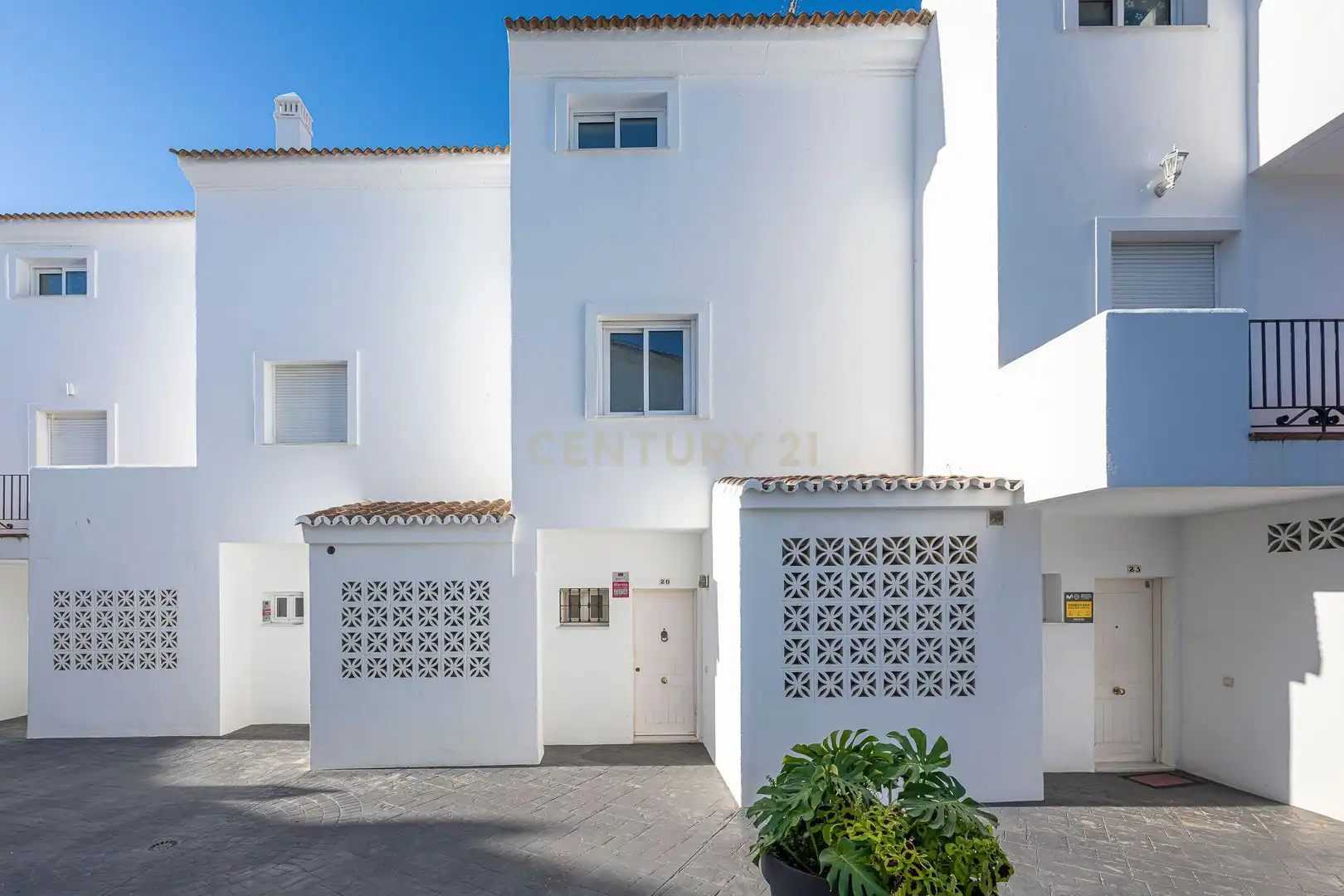 Vista exterior de Casa adosada en venta en Estepona con Aire acondicionado, Trastero y Piscina comunitaria