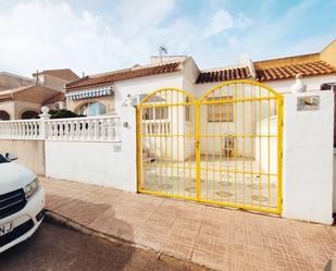 Vista exterior de Casa adosada en venda en Torrevieja amb Aire condicionat, Calefacció i Jardí privat