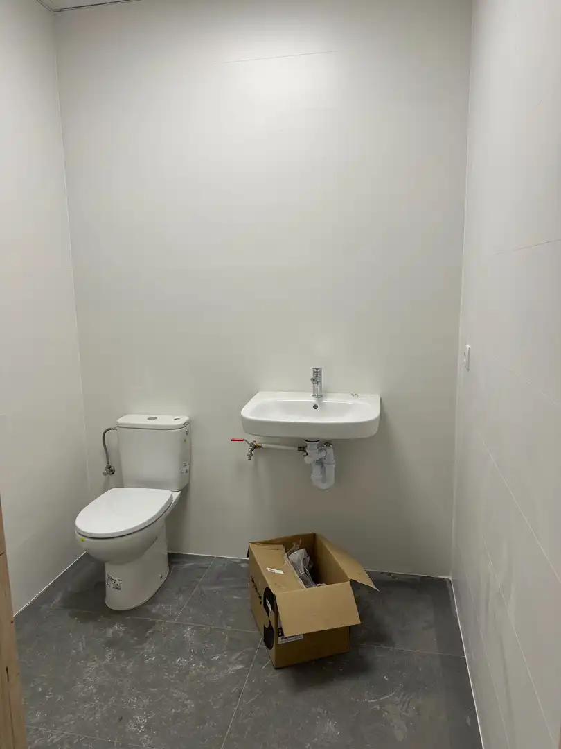 Baño de Nave industrial de alquiler en Marina de Cudeyo