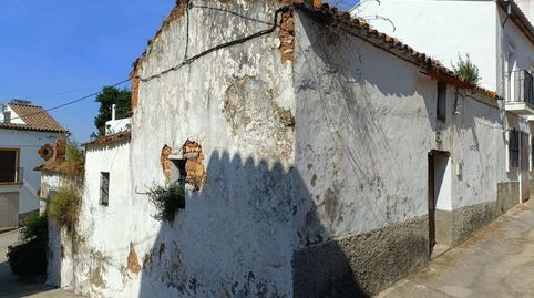Solar urbano en esquina con patio y posibilidad de desarrollar una vivienda personalizada