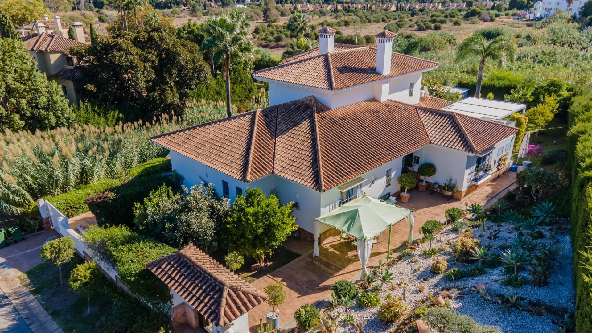 Vista exterior de Casa o xalet en venda en Sotogrande amb Aire condicionat, Calefacció i Jardí privat