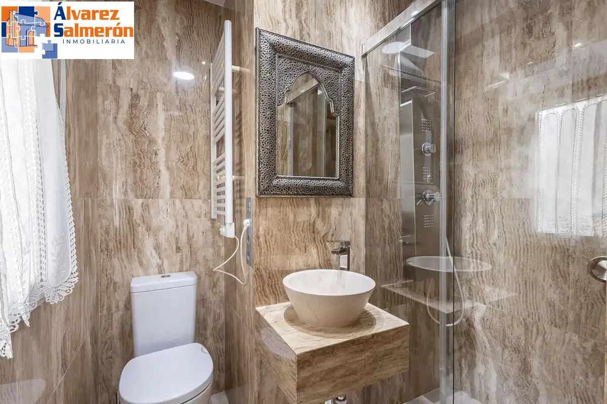 Bathroom of Flat for sale in Granada  with Terrace and Balcony