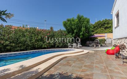 Vista exterior de Casa o xalet en venda en Benidorm amb Aire condicionat, Terrassa i Piscina