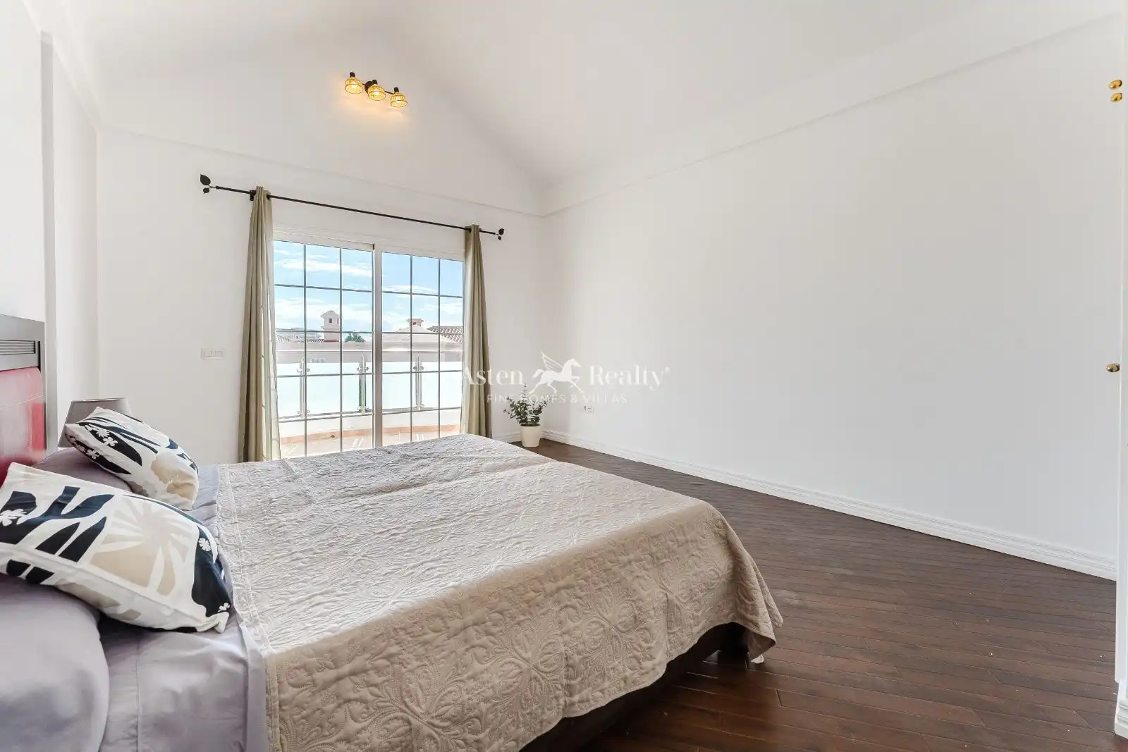 Schlafzimmer von Dachboden zum Verkauf in Adeje mit Klimaanlage, Terrasse und Schwimmbad