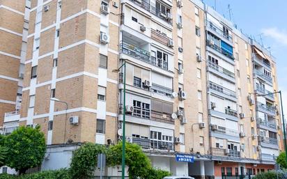 Exterior view of Flat for sale in  Sevilla Capital  with Air Conditioner, Terrace and Balcony