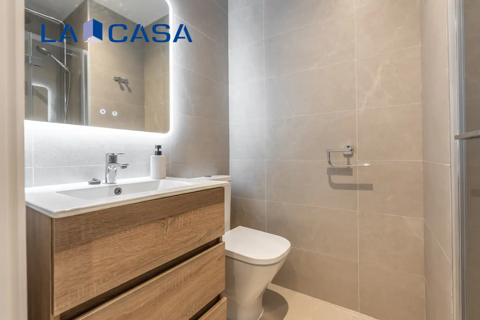 Bathroom of Flat for sale in Madrid