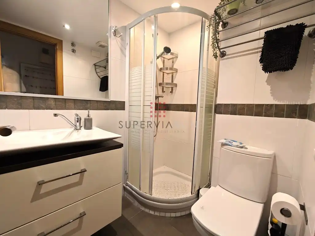 Badezimmer von Dachboden zum Verkauf in Barcelona mit Balkon