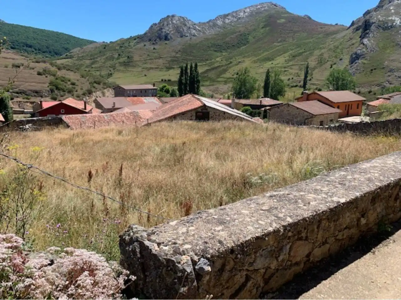 Vista exterior de Casa o xalet en venda en La Pernía   amb Jardí privat