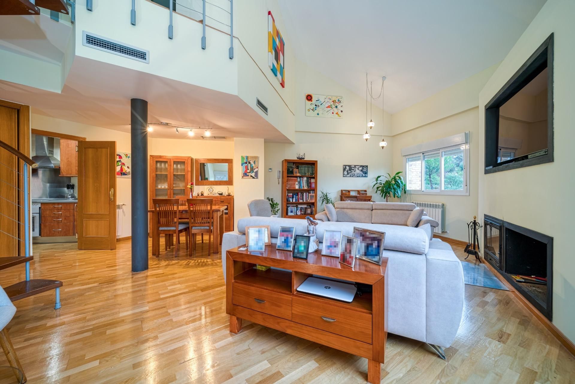 Sala d'estar de Casa adosada en venda en Torrelodones amb Aire condicionat, Calefacció i Jardí privat