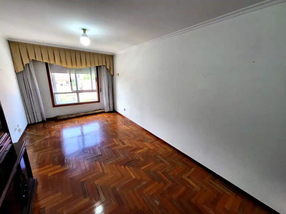 Sala d'estar de Pis de lloguer en Vigo  amb Calefacció, Parquet i Traster