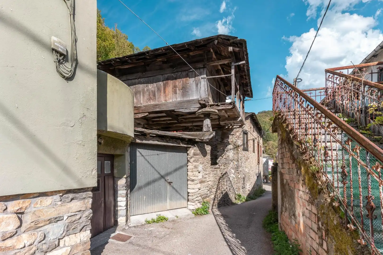 Vista exterior de Casa o xalet en venda en Cangas del Narcea amb Calefacció, Jardí privat i Terrassa
