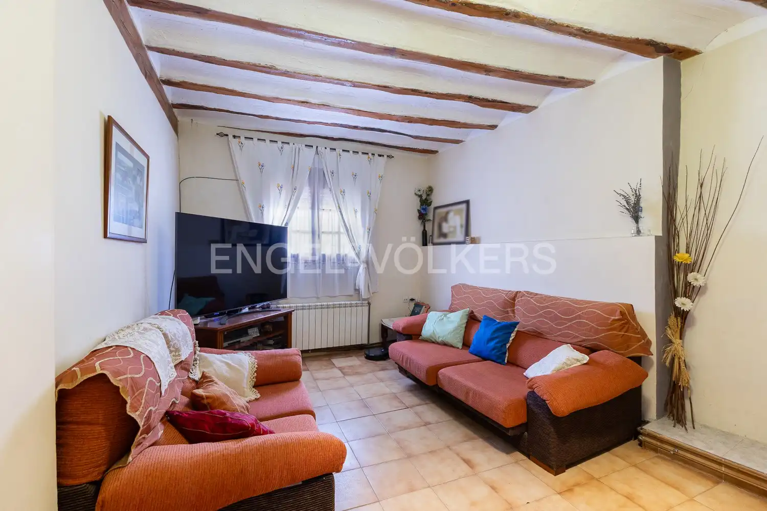 Sala d'estar de Finca rústica en venda en Requena amb Aire condicionat, Calefacció i Jardí privat