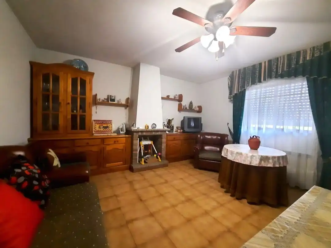Sala de estar de Casa adosada en venta en Escalona con Aire acondicionado, Calefacción y Jardín privado