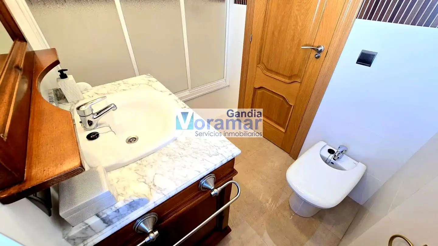 Bany de Apartament de lloguer en Gandia amb Aire condicionat, Terrassa i Moblat