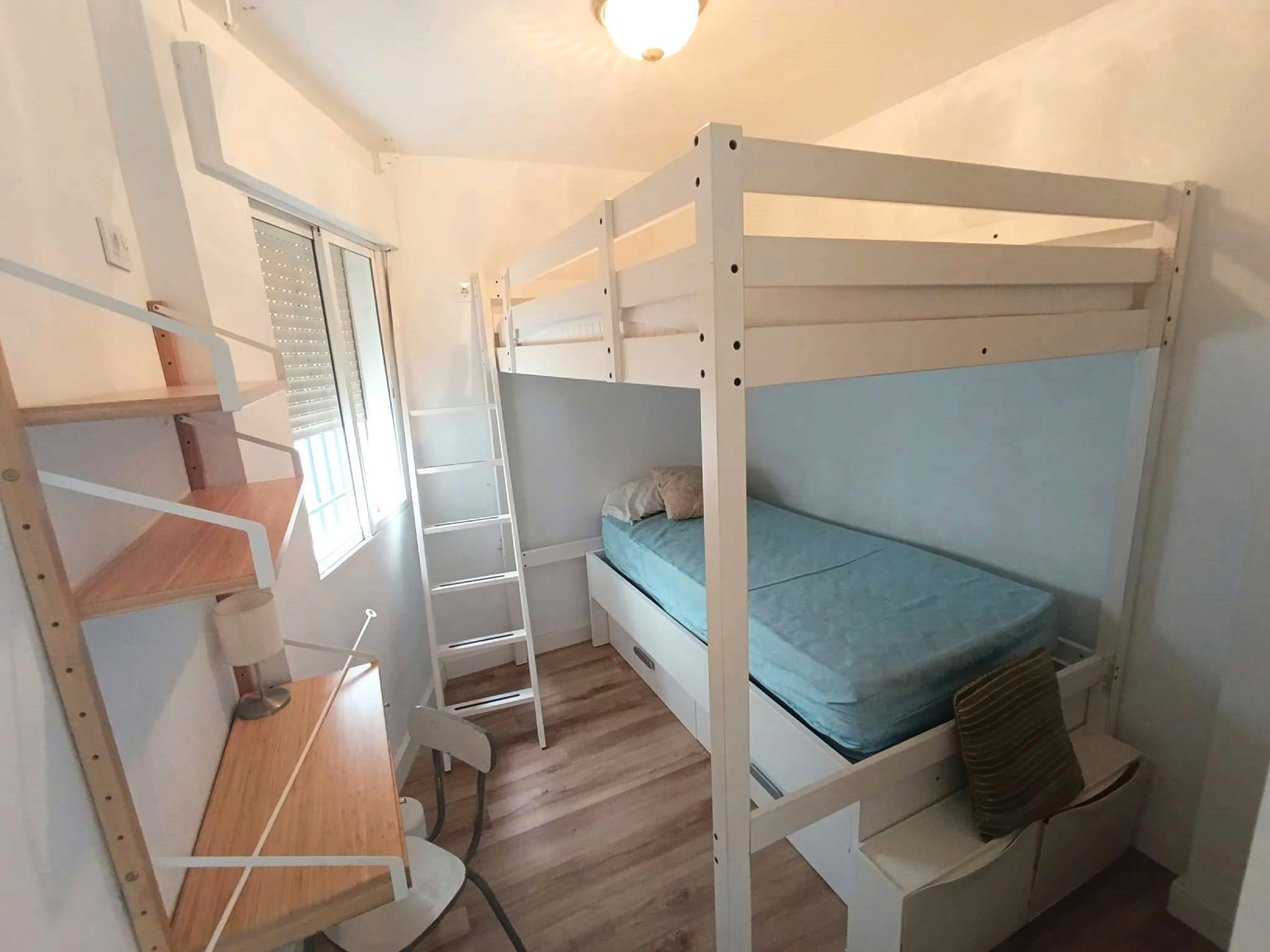 Bedroom of Flat for share in  Sevilla Capital  with Air Conditioner, Furnished and Washing machine