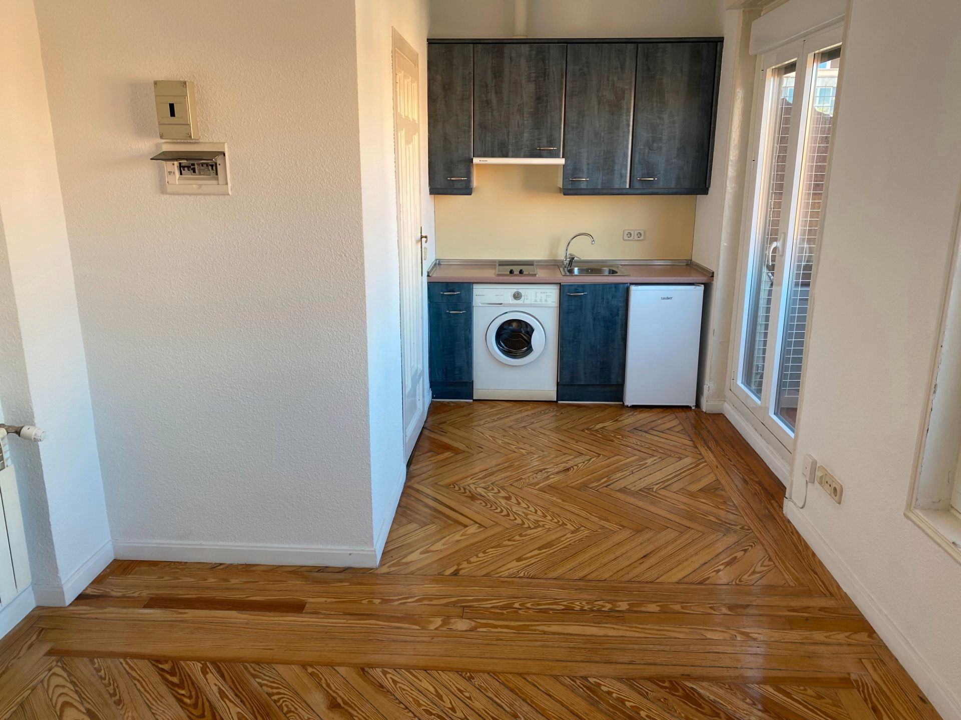 Cocina de Estudio de alquiler en  Madrid Capital con Calefacción y Balcón