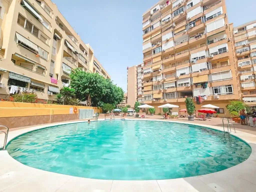 Piscina de Estudio en venta en Torremolinos con Aire acondicionado, Calefacción y Amueblado