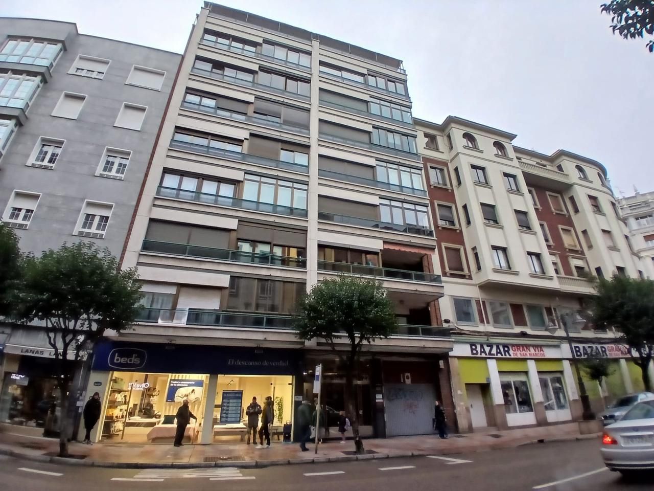 Vista exterior de Oficina en venta en León Capital  con Calefacción