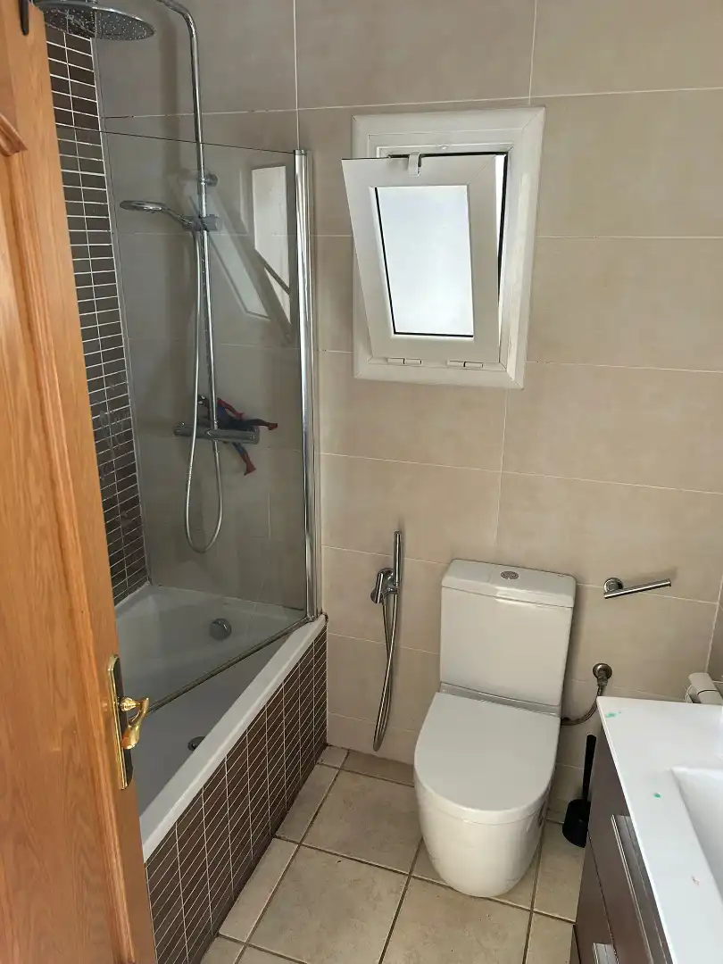 Badezimmer von Dachboden zum Verkauf in Badalona mit Klimaanlage, Terrasse und Balkon