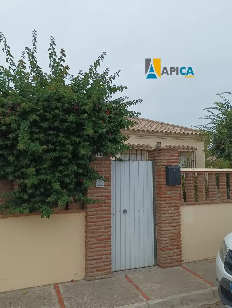 Vista exterior de Casa o xalet en venda en Chiclana de la Frontera amb Terrassa i Moblat