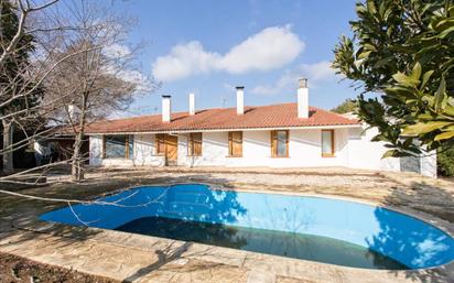 Vista exterior de Casa o xalet en venda en Castellbell i el Vilar amb Jardí privat, Terrassa i Piscina