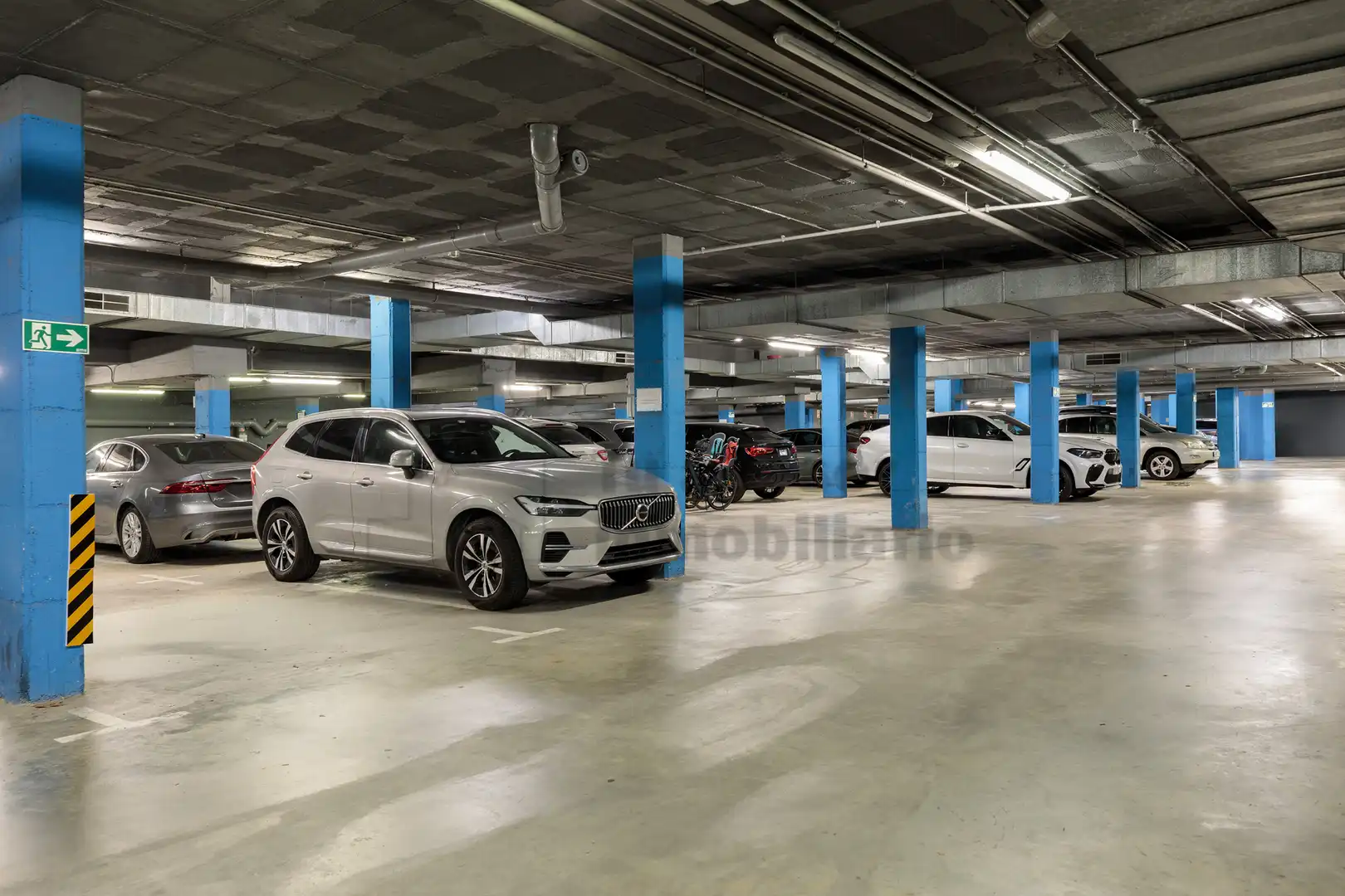 Parking de Piso en venta en Barcelona con Aire acondicionado, Calefacción y Jardín privado