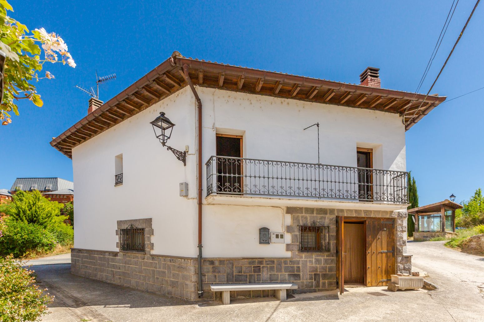 Vista exterior de Casa o xalet en venda en Lónguida / Longida amb Calefacció, Jardí privat i Moblat