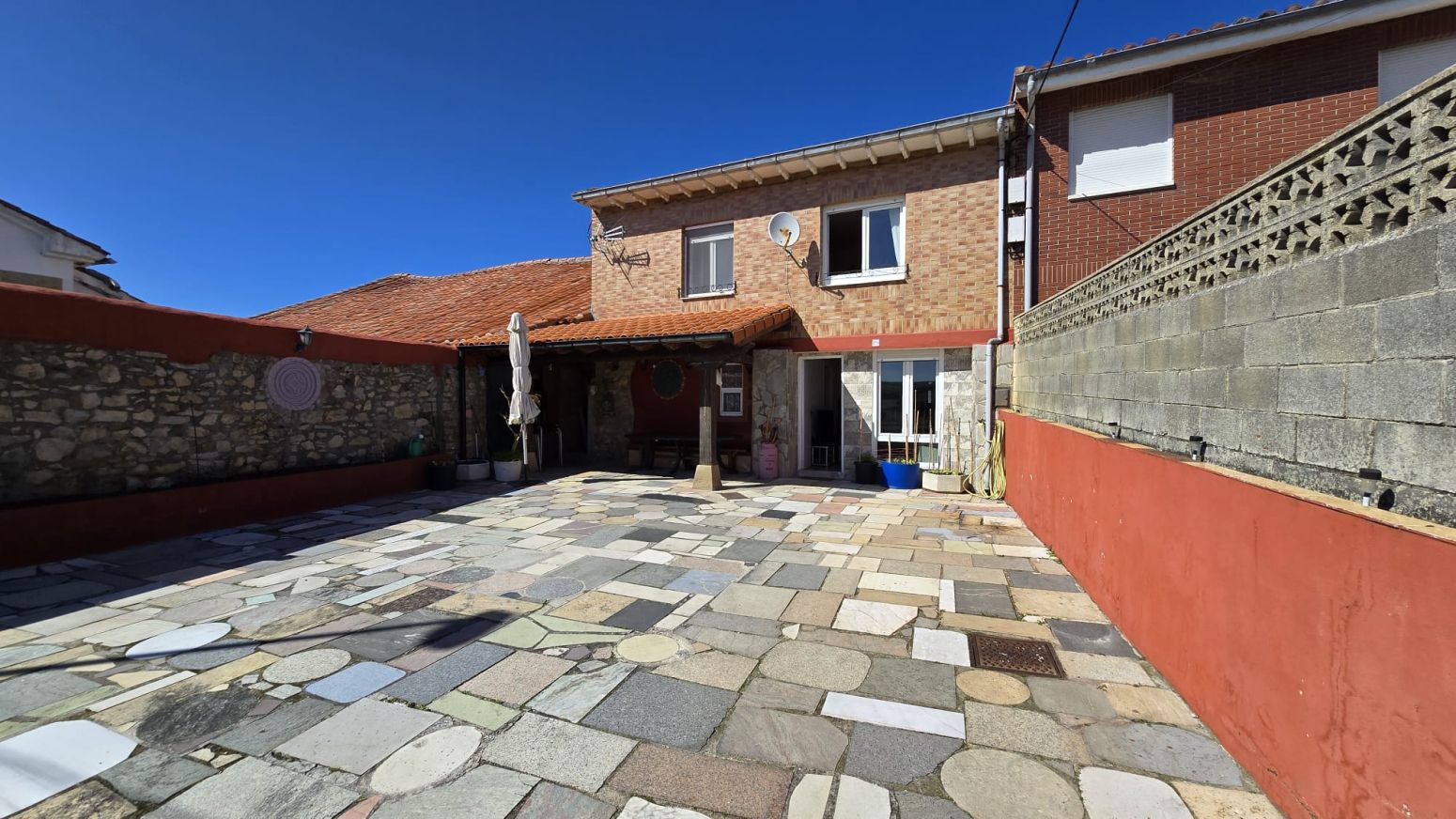 Vista exterior de Casa o xalet en venda en Suances amb Calefacció, Terrassa i Traster