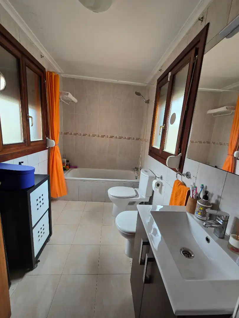 Badezimmer von Einfamilien-Reihenhaus zum Verkauf in Castro-Urdiales mit Heizung, Privatgarten und Parkett