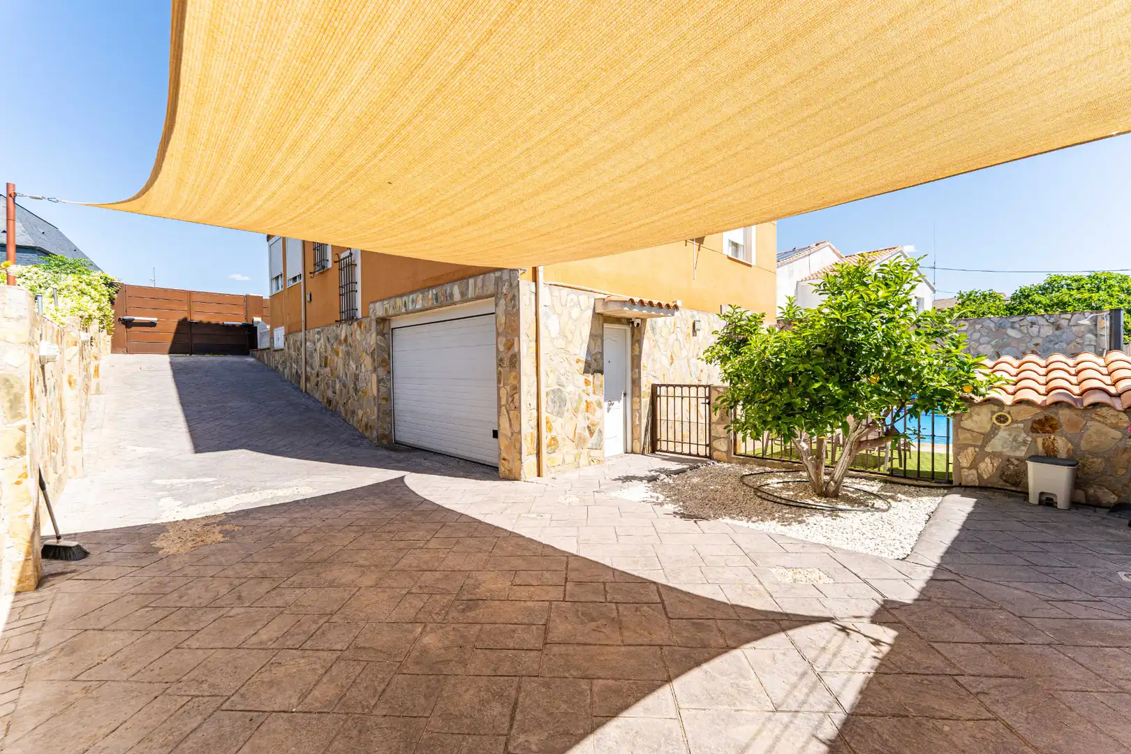 Vista exterior de Casa o chalet en venta en Serranillos del Valle con Aire acondicionado, Calefacción y Jardín privado