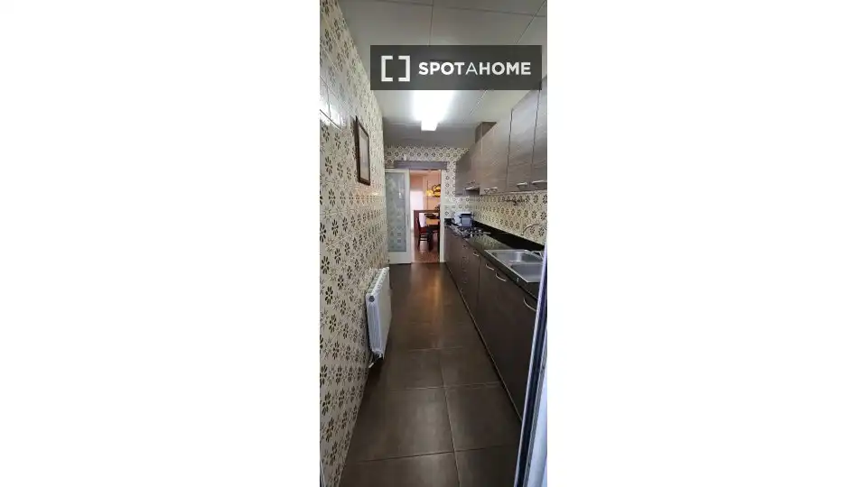 Kitchen of Flat for share in Nord-est