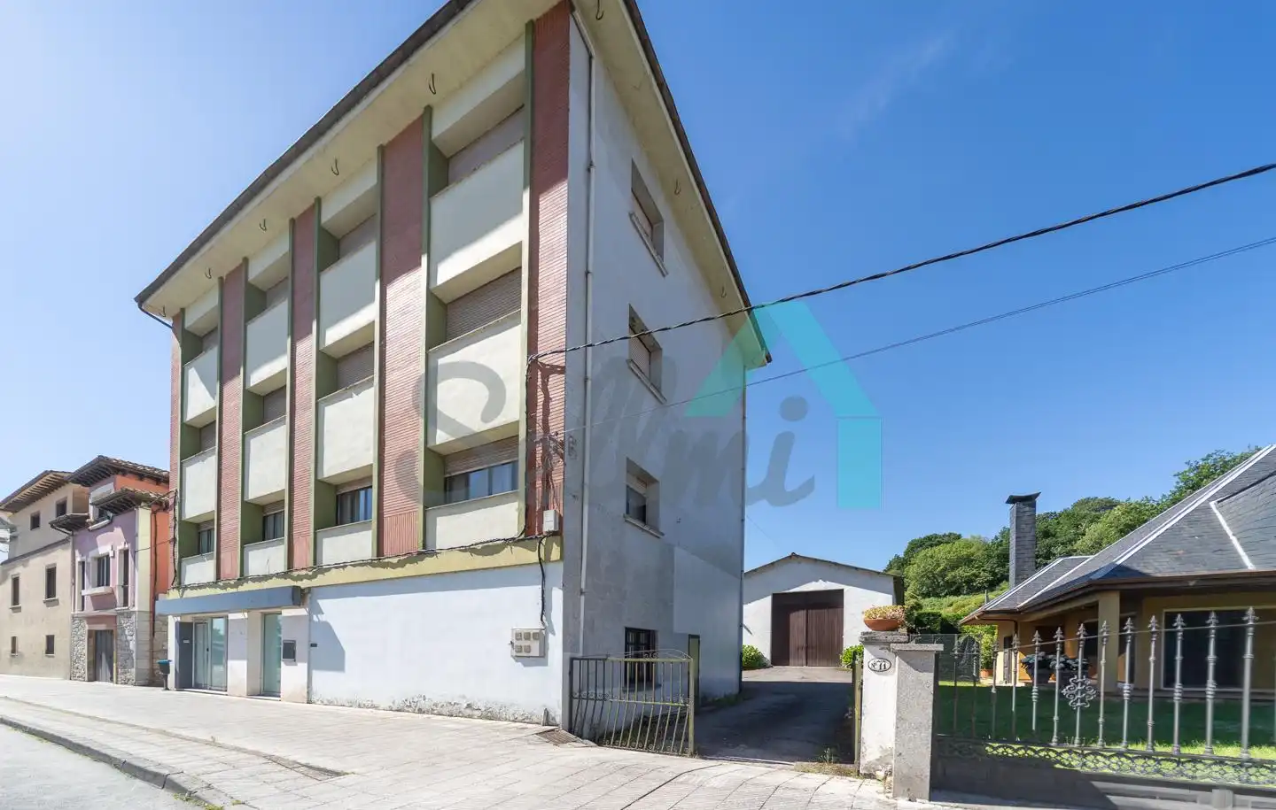 Vista exterior de Edifici en venda en Piloña