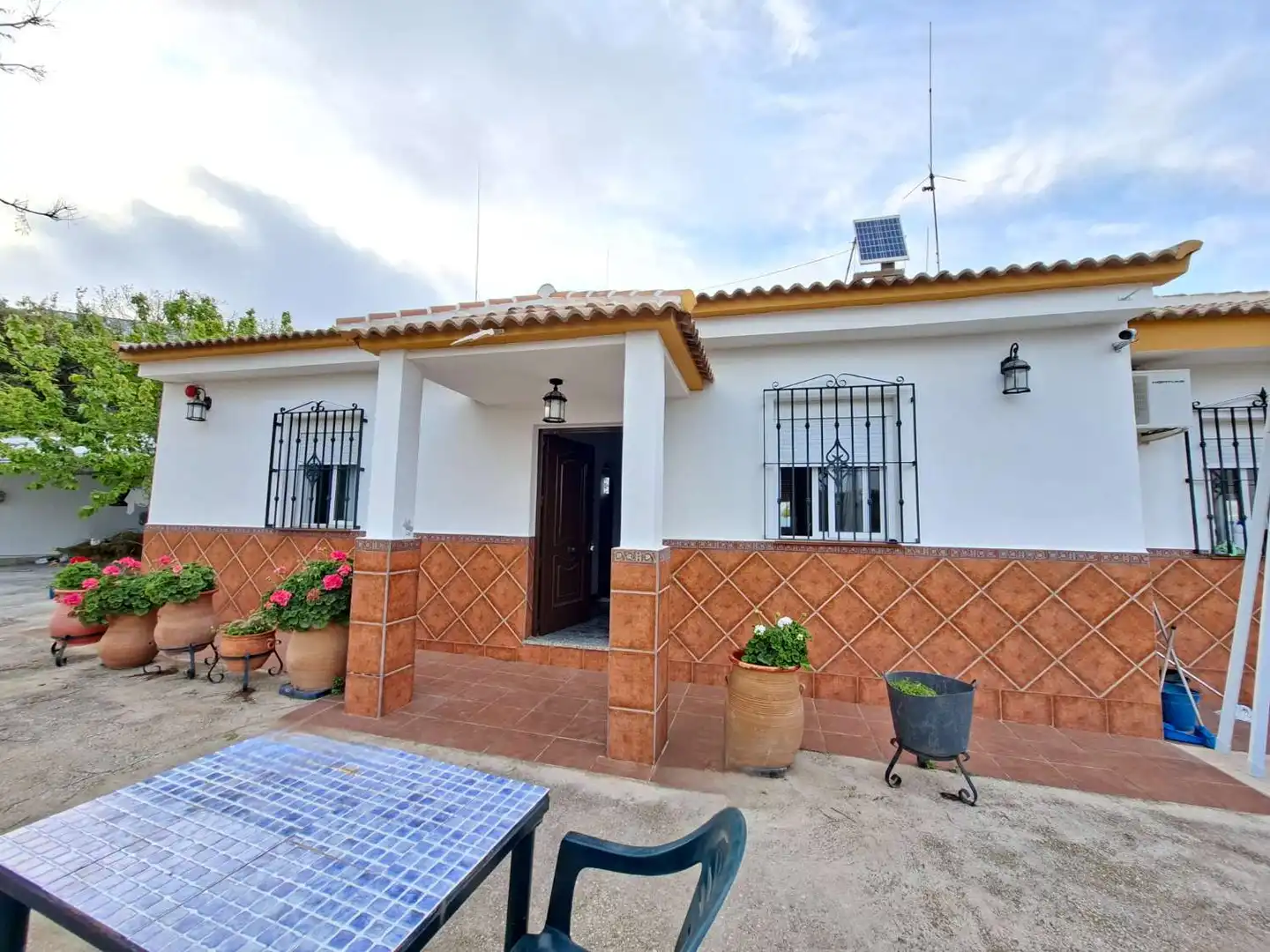 Vista exterior de Casa o xalet en venda en Viñuela amb Terrassa, Piscina i Moblat