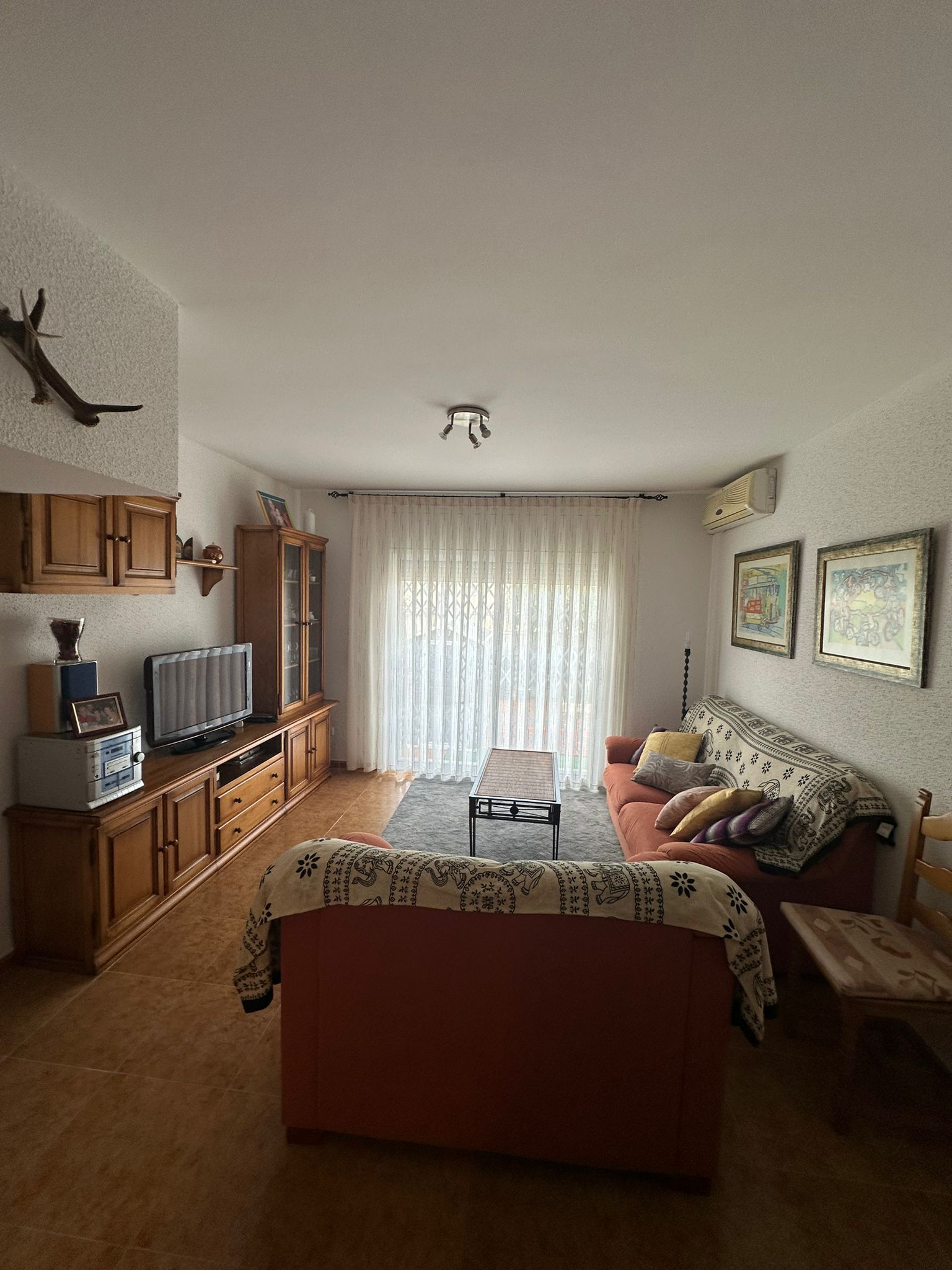Sala d'estar de Casa adosada en venda en Mont-roig del Camp amb Aire condicionat, Jardí privat i Terrassa