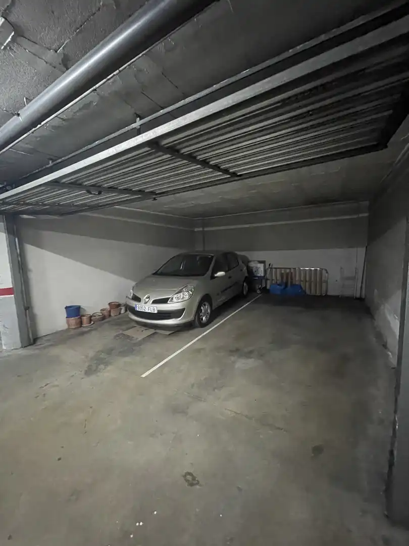 Aparcament de Dúplex en venda en Girona amb Calefacció i Terrassa