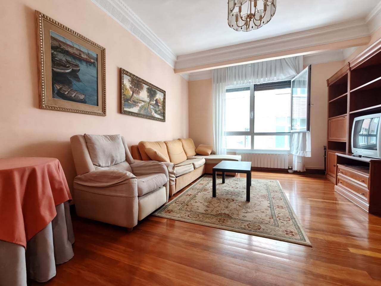 Sala d'estar de Pis en venda en Bilbao  amb Calefacció, Parquet i Balcó