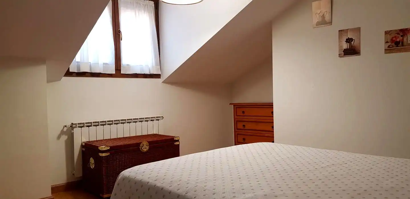 Dormitori de Pis en venda en Aller amb Calefacció, Parquet i Terrassa