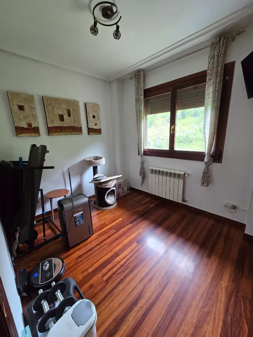 Schlafzimmer von Einfamilien-Reihenhaus zum Verkauf in Castro-Urdiales mit Heizung, Privatgarten und Parkett
