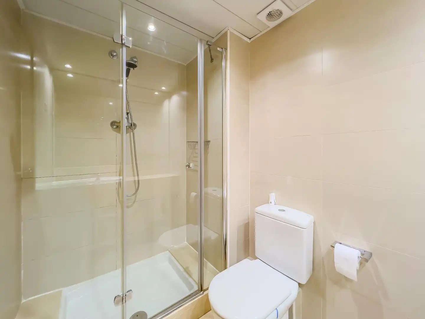 Badezimmer von Erdgeschoss zum Verkauf in Viladecans mit Heizung, Terrasse und Gemeinschaftspool