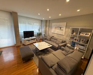 Sala d'estar de Casa o xalet en venda en Villamediana de Iregua amb Aire condicionat i Piscina comunitària
