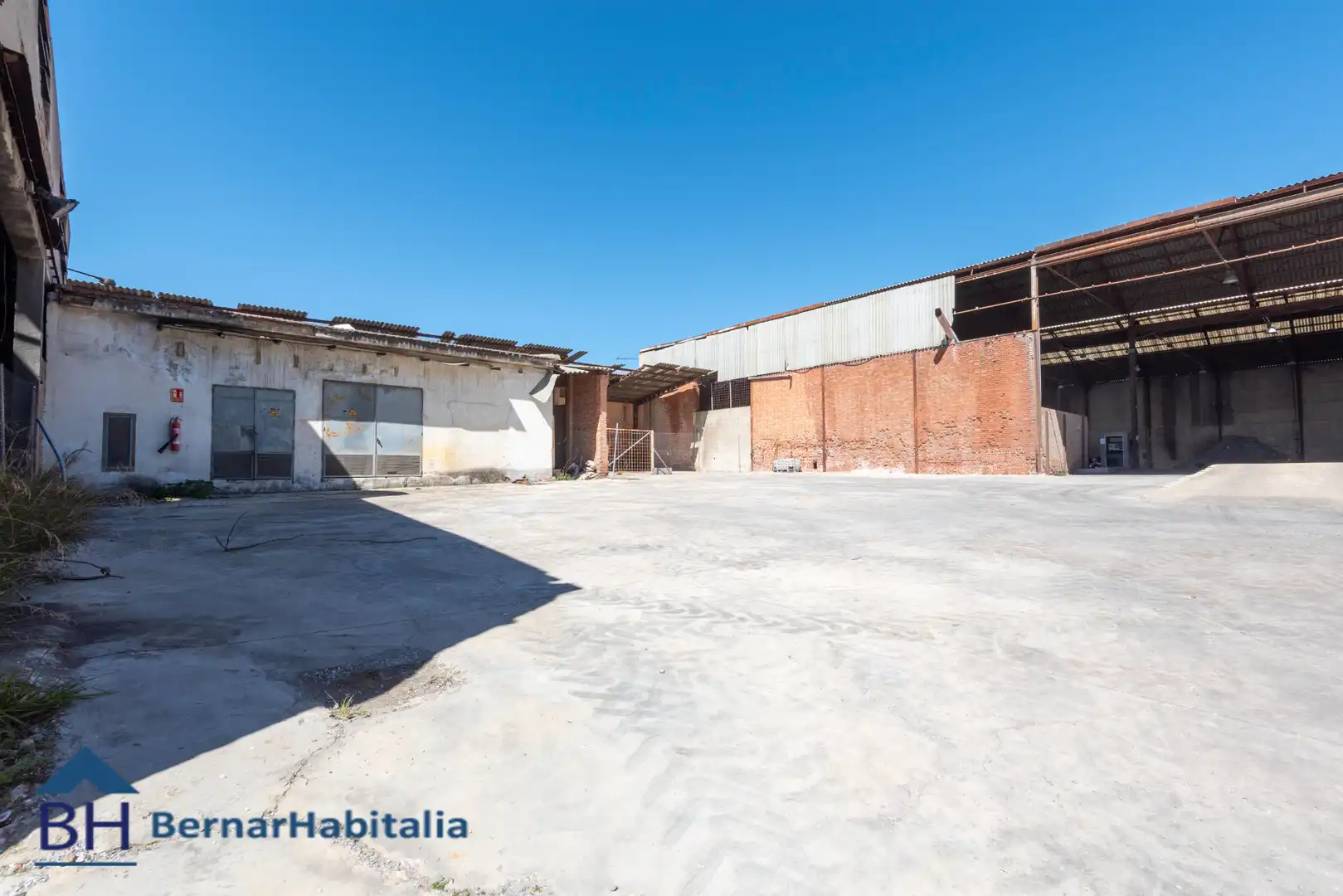 Außenansicht von Fabrikhallen zum Verkauf in Madrid mit Alarm