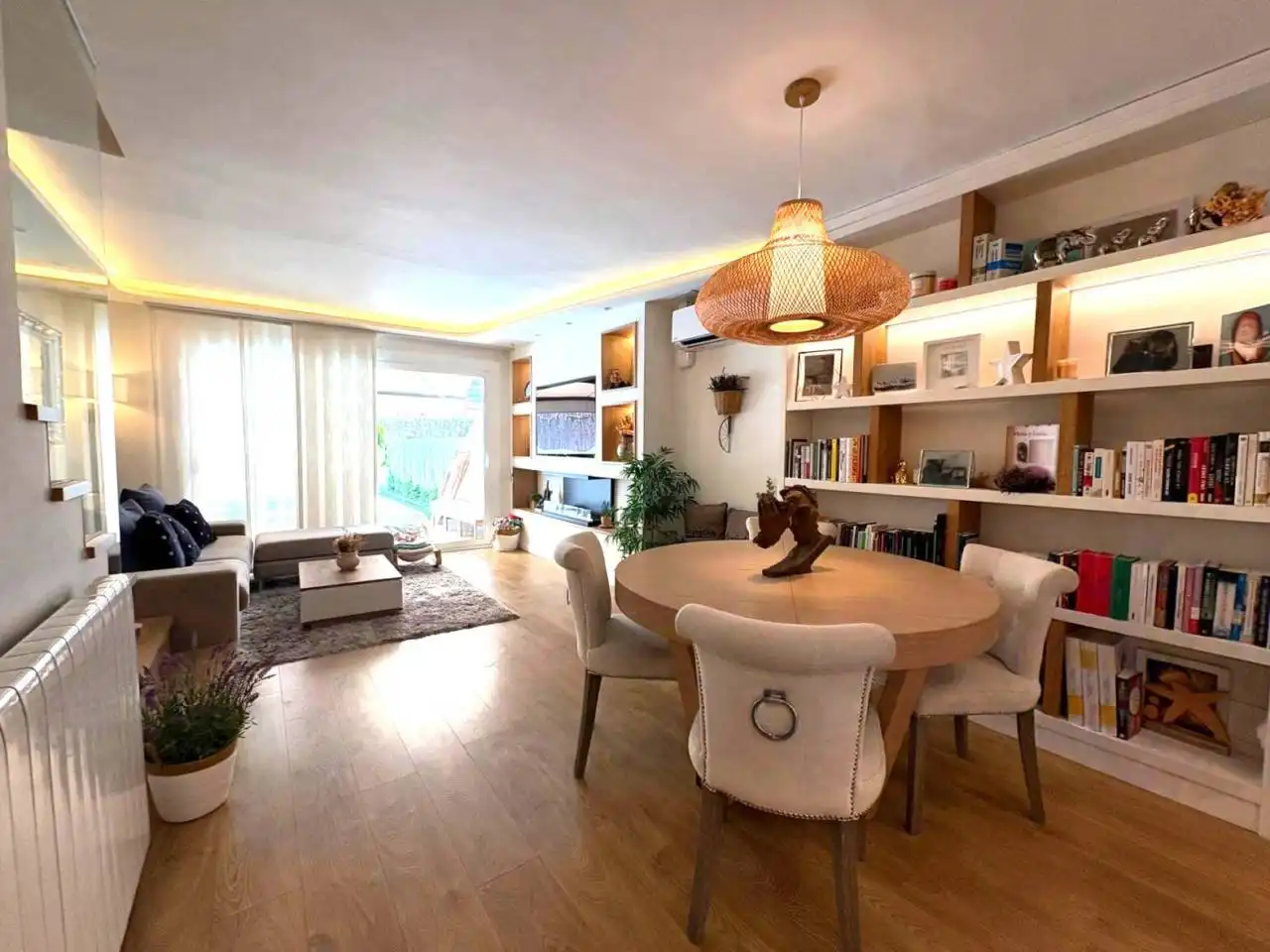 Sala de estar de Casa adosada en venta en Sant Cugat del Vallès con Aire acondicionado, Calefacción y Parquet