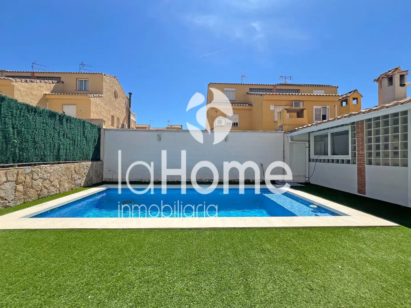Swimming pool of Houses for sale in La Pobla de Vallbona  with Air Conditioner, Heating and Private garden