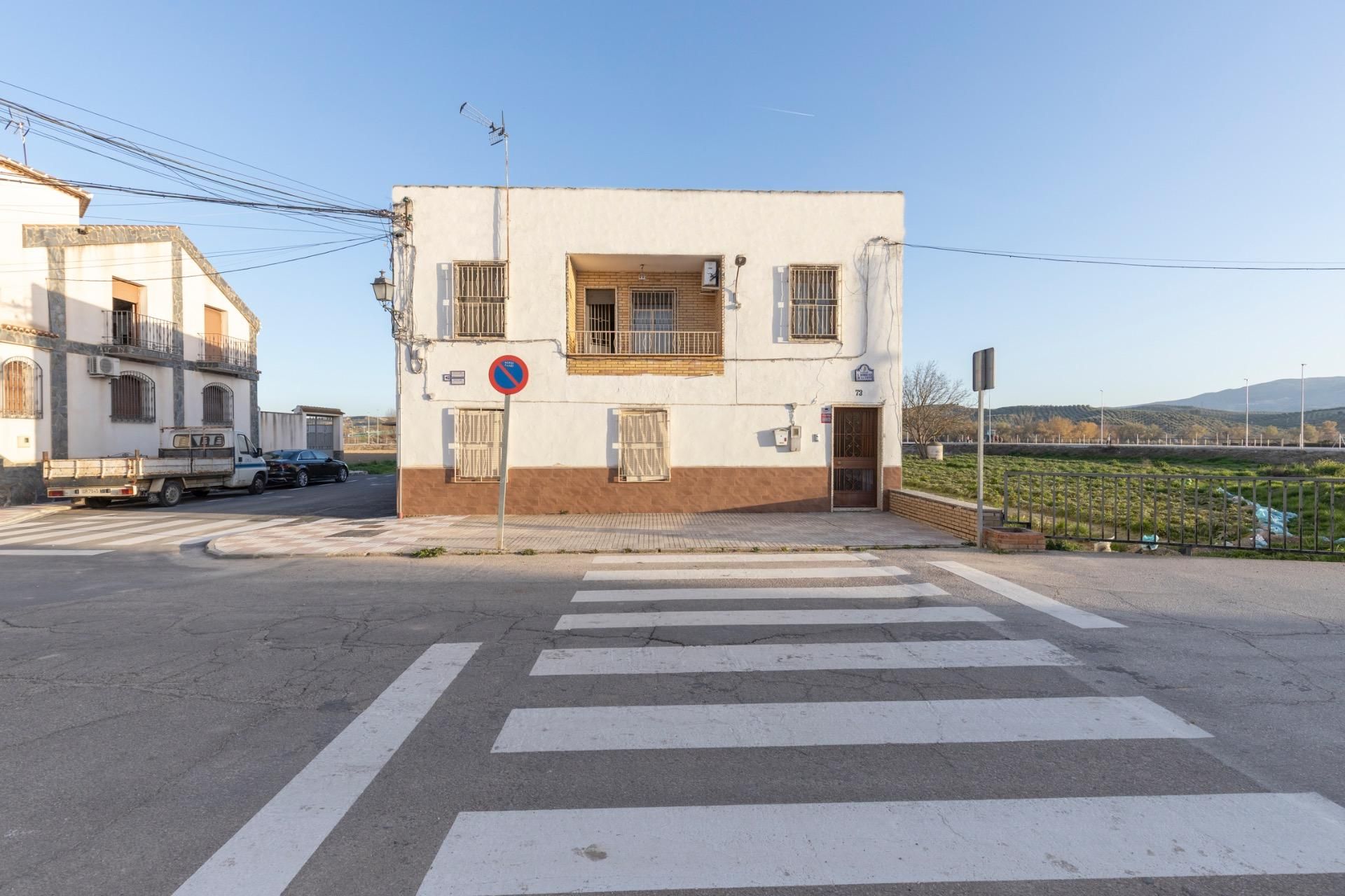 Vista exterior de Casa o xalet en venda en Huétor Tájar amb Aire condicionat, Jardí privat i Terrassa