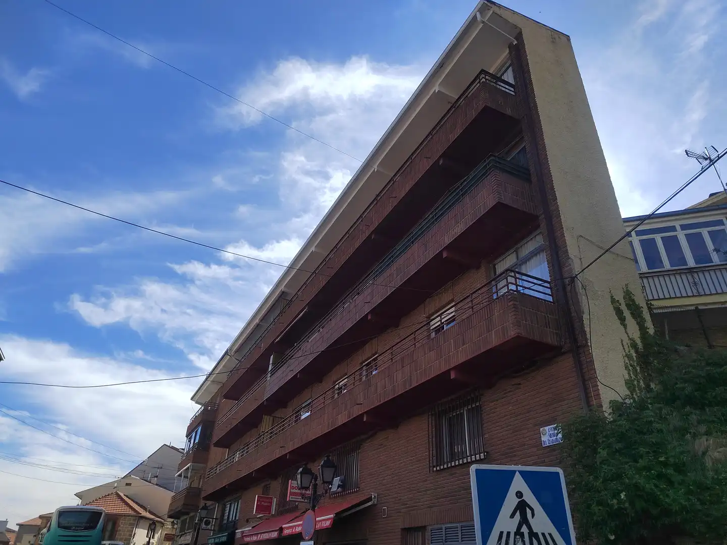 Außenansicht von Wohnung zum Verkauf in Cercedilla mit Heizung, Terrasse und Abstellraum