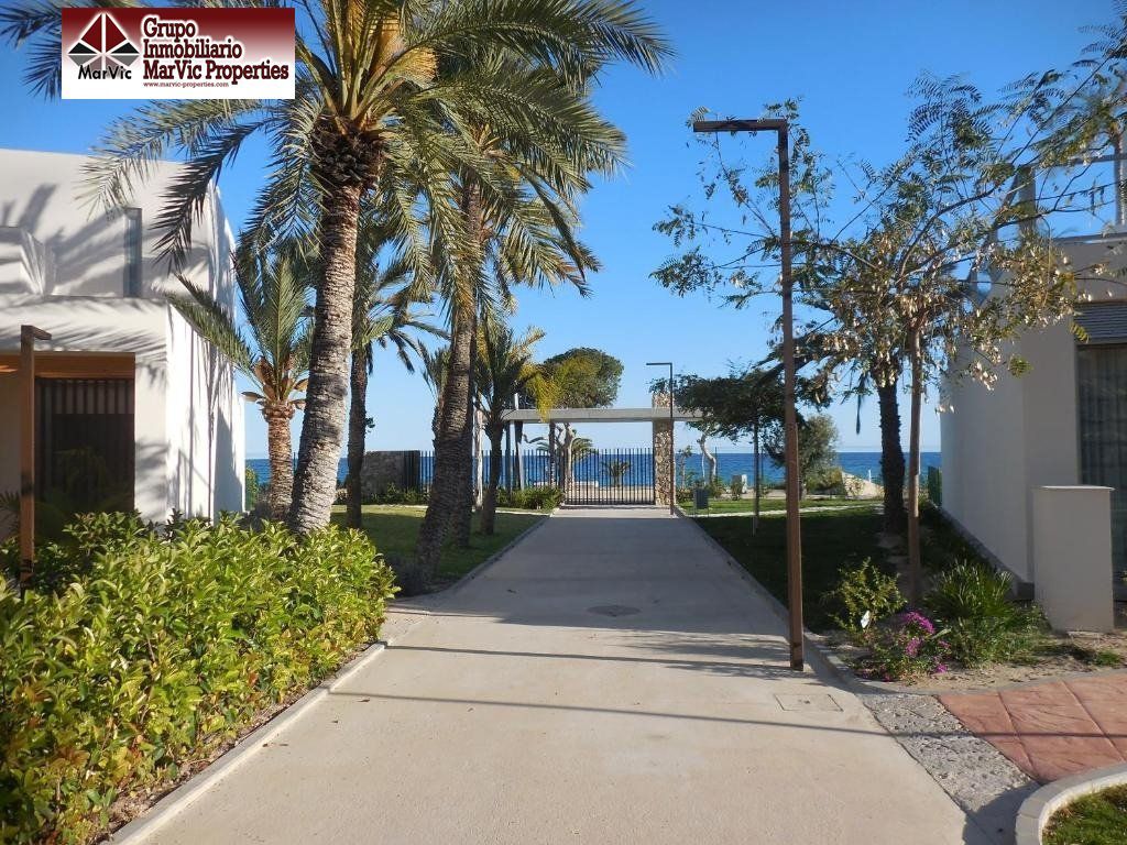 Vista exterior de Casa o xalet en venda en Villajoyosa / La Vila Joiosa amb Aire condicionat, Jardí privat i Terrassa